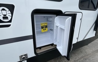 Easy Livin’ with Eileen – 2025 Coleman Camper 27'