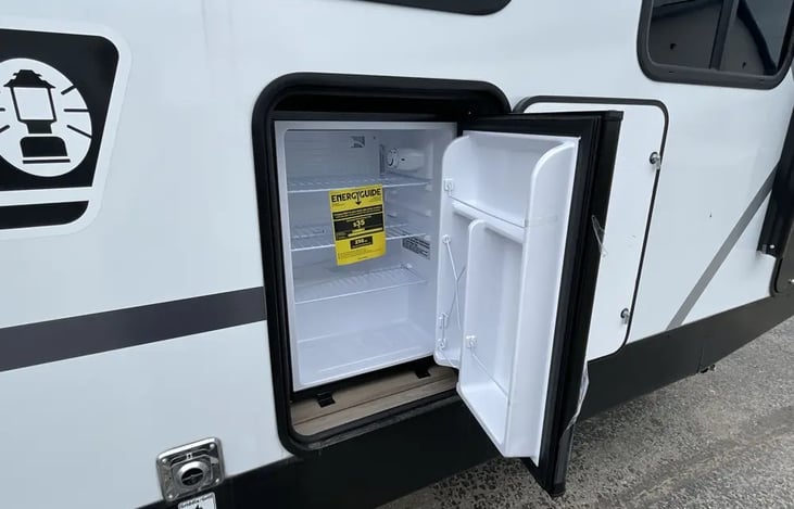 Outdoor refrigerator