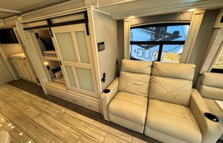 Holiday Rambler Luxury Coach /2 Full Baths & Bunks
