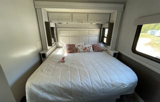 2022 Fleetwood RV Bounder 33C (Brand New)