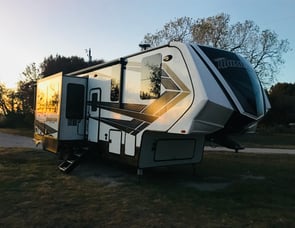 Grand Design Momentum M-Class 351M