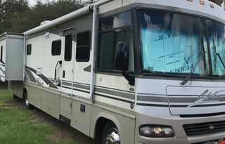 2003 Winnebago Adventurer 38N