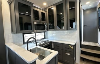 Luxury 2025 Alliance Valor 44V14 w/ 14' Garage