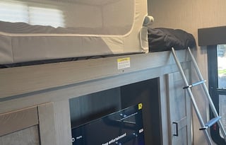 Spacious Family Friendly 35 Ft Bunkhouse