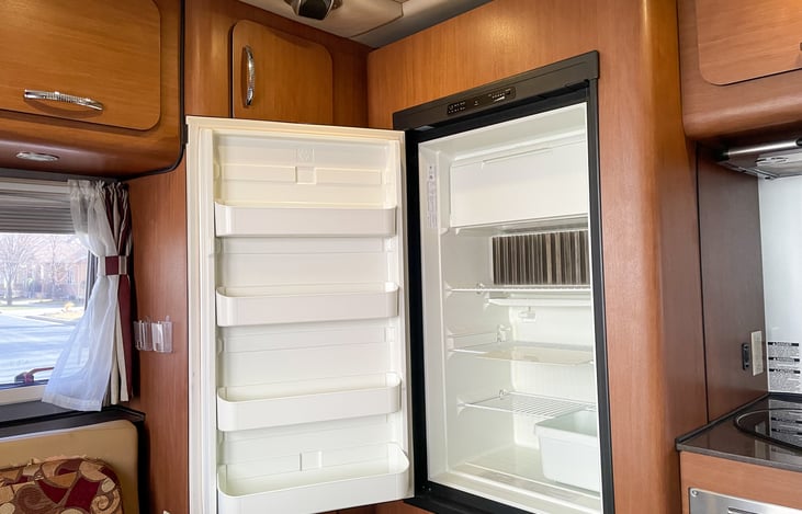 Large refrigerator with freezer