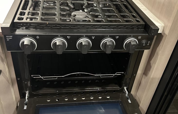 3-burner range with 17" oven and flush mount glass cover