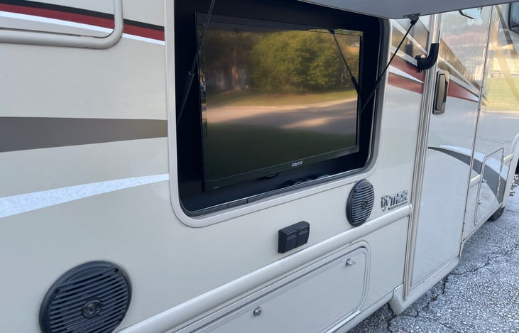 You will love the exterior 32" TV to be able to watch your favorite movie or ball game out under the stars.
