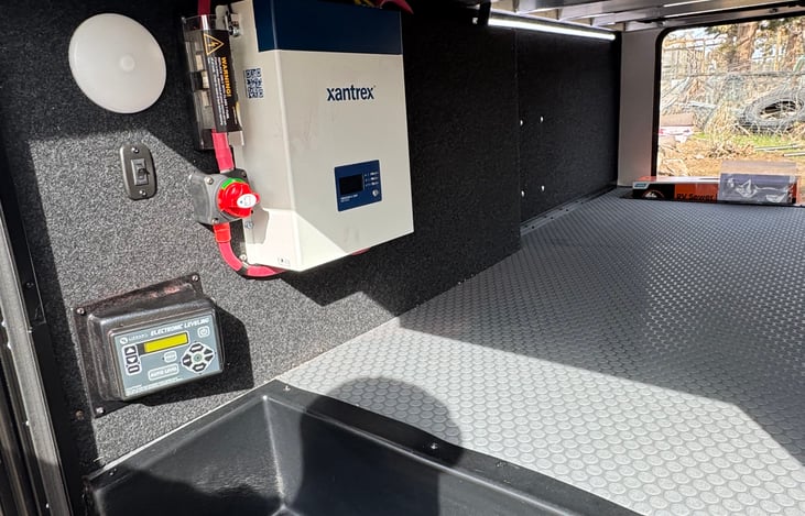 Inverter which inverts 7 outlets