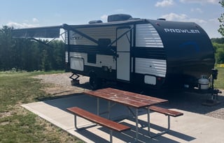 Camp w/Puma Thurman, a charming  Heartland Prowler