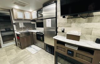 Kids Love The Hitch Hiker 2021 UltraLite-Sleeps 11