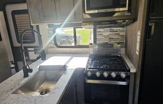 21 Outback Ultra Lite-Half ton / Pet Friendly