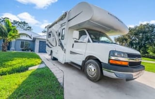 Easy to Drive Comfy RV Rental