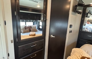 Rare King Bed | Auto Leveling | Easy to Drive