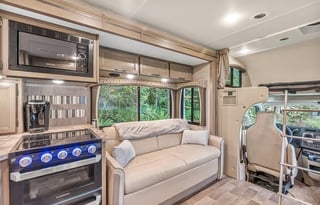 C7-*NEW* 2022 Thor LUXURY KING Bed, 8Sleeper,Solar