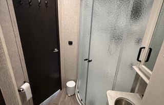 2022 Entegra Odyssey 31F–Sleeps 10, Wifi, Loaded