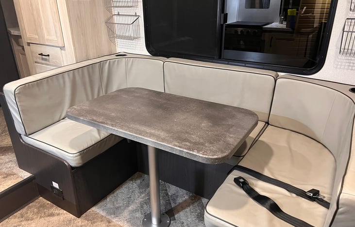 4 seatbelts in the dinette