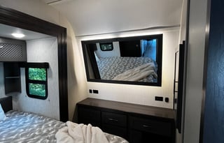 Travel Trailer / Toy Hauler / Sleeps 6 / Rear Deck