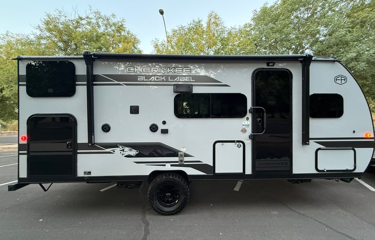 Electric stabilizer jacks