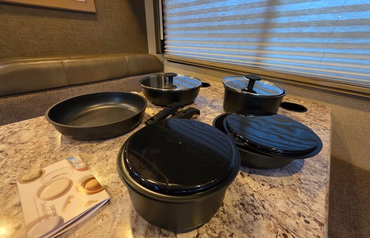 Cookware with lids that can be used for storage as well. Detachable handle fits all.