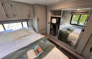 2025 33ft Coachmen 31MB - Sleeps 8