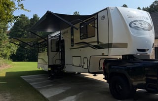 Luxury Camping Experience | Spacious Sabre 36DBB