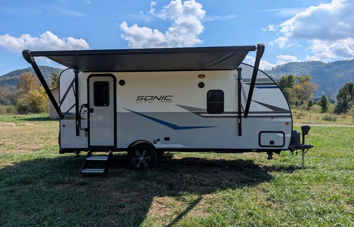 Easy-tow 2022 Venture Sonic Lite (3,600 lbs)! Features off-grid solar, all-terrain tires, slide-out, spacious rear kitchen, queen bed & power awning. Perfect couple's getaway for any adventure!