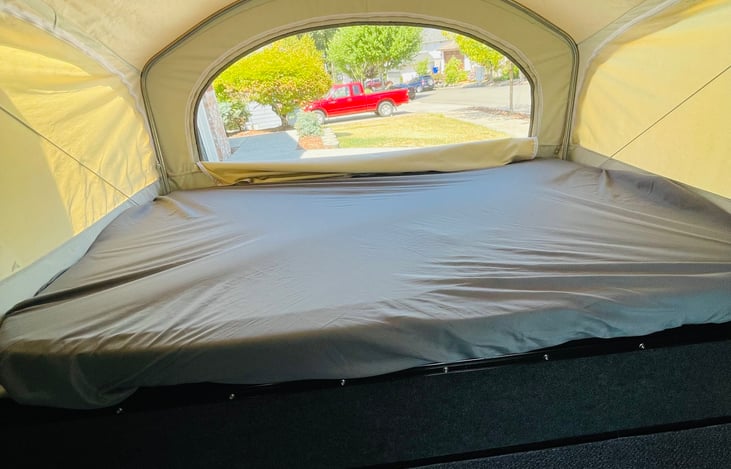 Queen sized mattress with basic linens provided and two pillows. twin inflatable available upon request if your campsite has electricity. Linens provided.