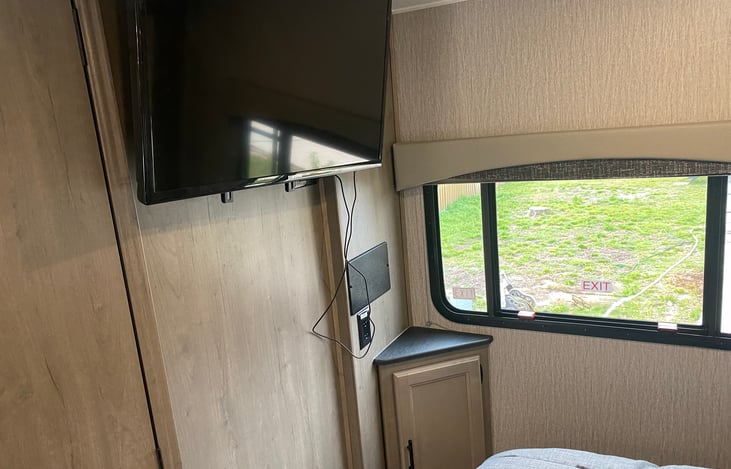 Bedroom w/tv