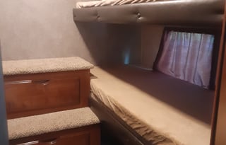 Modern 5th Wheel- ONLY set up on a local campsite