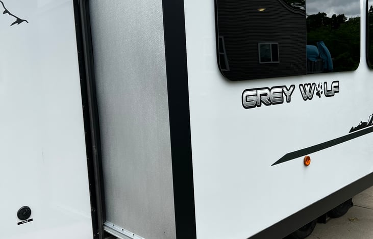 Right slide front (Jack knife Sofa and Dinette slide-out)