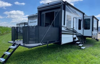 Luxury Design Momentum 395MS (WEC and Disney)