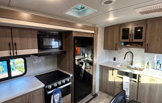 Lo Rentz 2023 Imagine Travel Trailer Sleeps 6