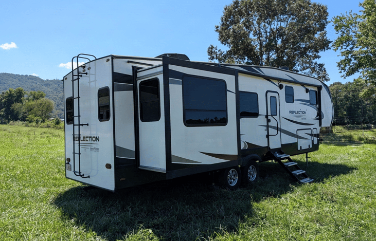 Spacious 2022 Grand Design Reflection 340RDS 5th wheel! Features a signature rear den with dual sofas, theater seating, fireplace, gourmet kitchen, king/queen bed, and 3 slides for ultimate luxury.