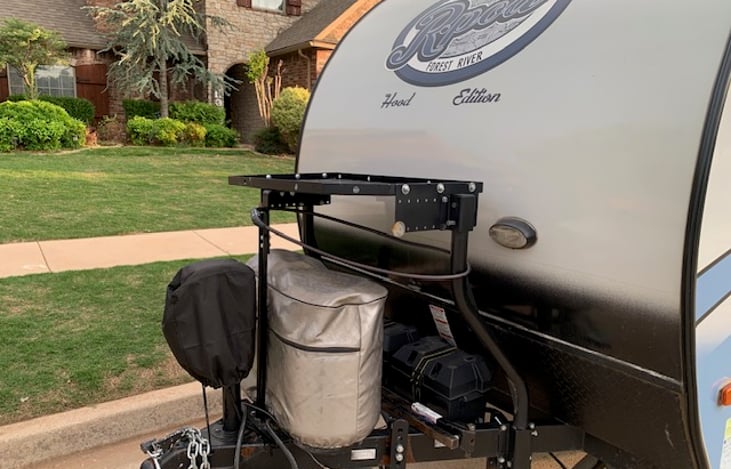 Two propane tanks, duel batteries and a nice rack to haul a generator, extra gas or Aunt Edna(80's Flash Back)