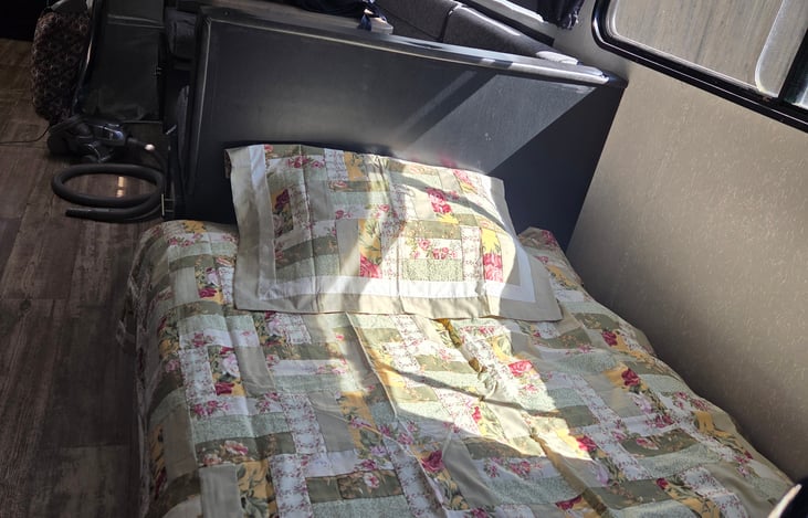 Single bed on love seat