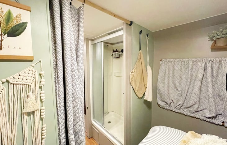 Shower with hot water. Soap, towels, and shampoo/conditioner provided.