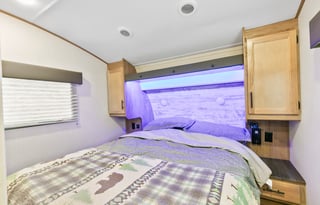 Cherokee Arctic Wolf | Large Luxurious 5th Wheel