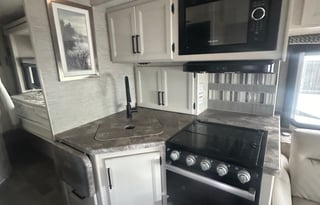 C8: NEW 2022 Thor LUXURY BIG Bed,8 Sleeper,Solar