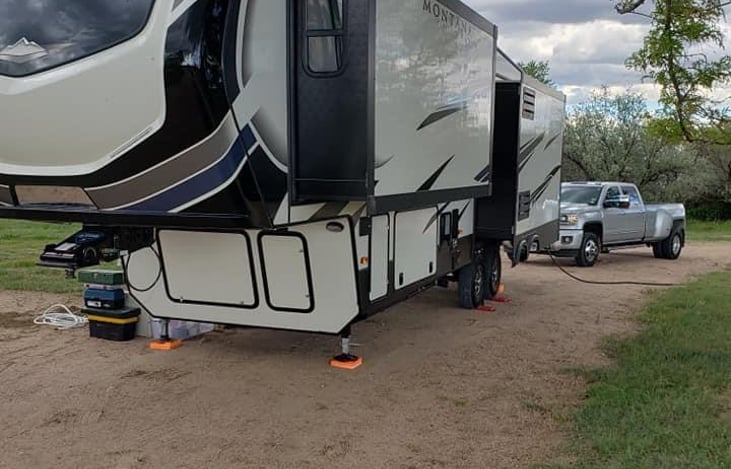 Spacious slides and auto-leveling