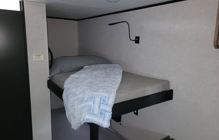 Dual bunks suitable for small adults and children; 250 pound capacity