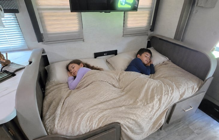 Dinette converts into the perfect bed for kiddo's