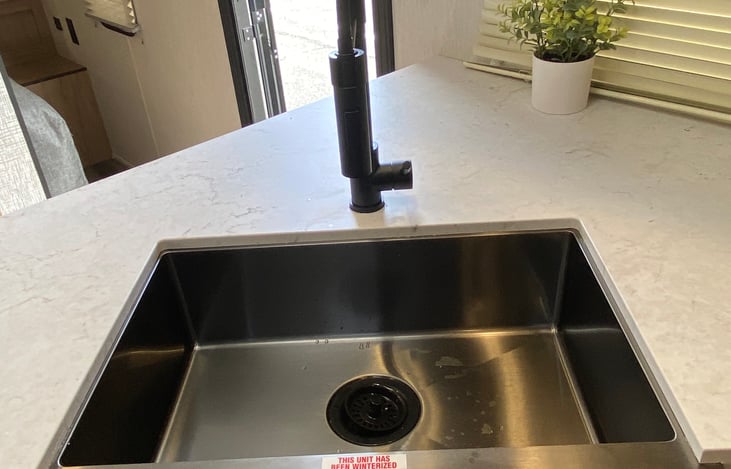 Kitchen sink with single basin