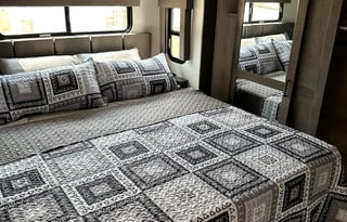 2022 Alliance RV Valor 42V13