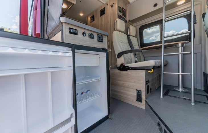 Versatile Lounge Living: Swivel cab seats, an adjustable/removable dinette table, and various storage options allow customization of the Solis lounge for dining, relaxing, or working from the road.