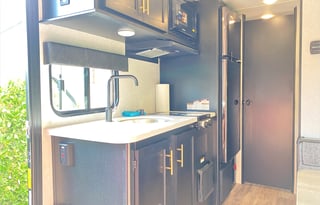 **Rent my 2022 RV Delivered to RV Parks+Sleeps 5**