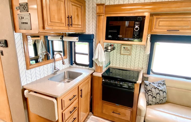 Stocked kitchen with all your main needs. We have can provide plates, bowls, utensils and cooking supplies. Just let us know if you prefer we unstock before your pick-up.