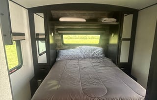 SPACIOUS!!! 2021 SURVEYOR LEGEND 296QBLE