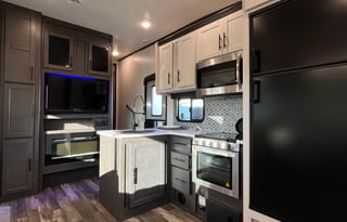 Delivery Only - Huge space 5th wheel