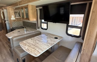 33 ft motorhome - sleeps 6