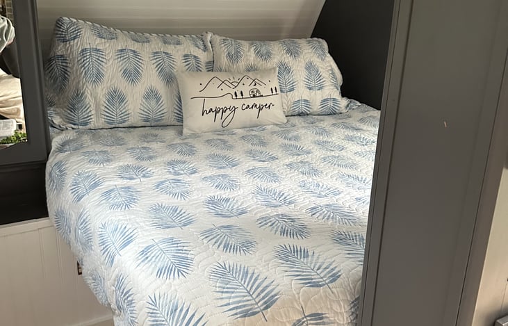 Brand new queen mattress, also very comfortable.